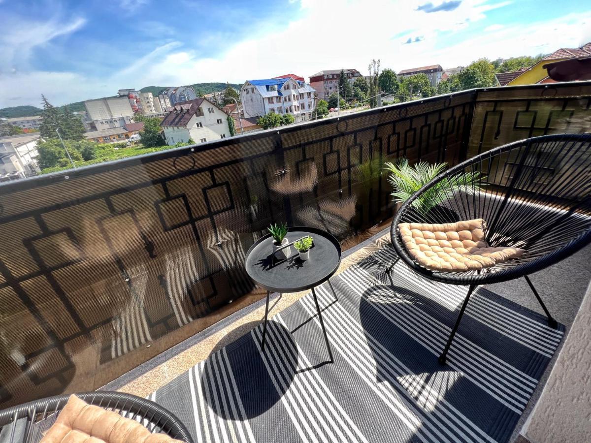 Studio Poienii - A Cozy Stay 5 Min Away From The Center Bistrita  Bagian luar foto